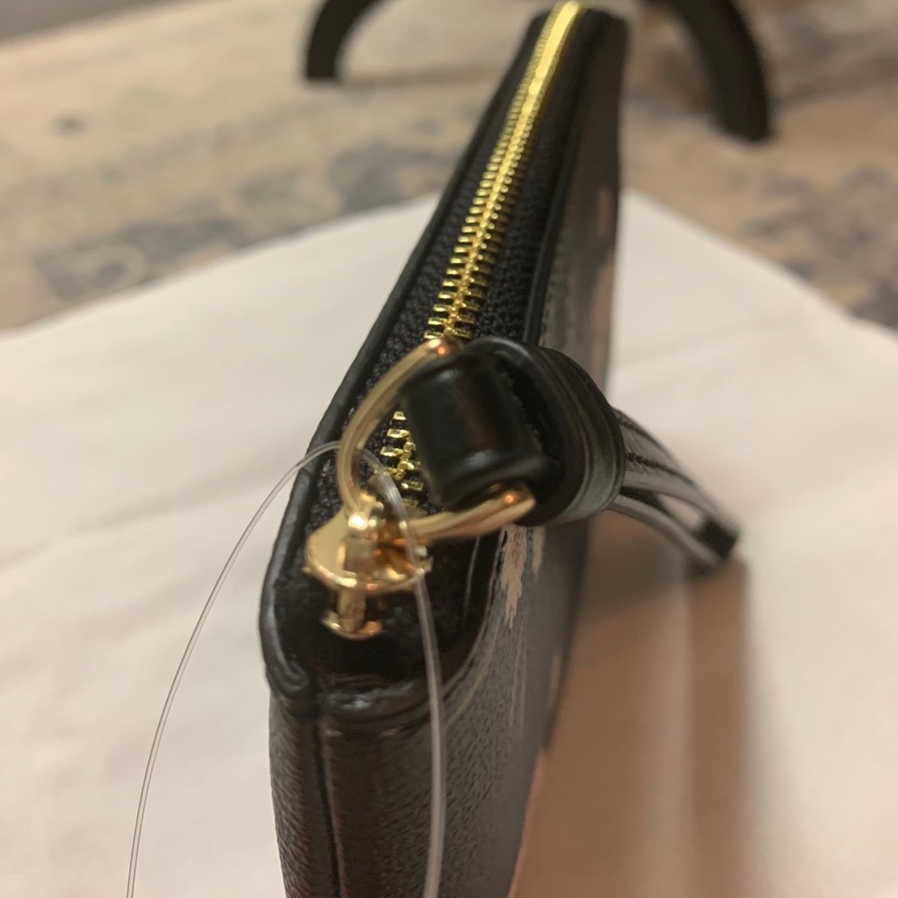 Coach | “Daisies” zipper Wristlets - Picture 7 of 8